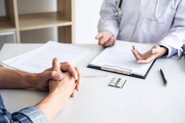 Hastalık teşhisi, semptom raporu veren doktor hasta hastalığıyla ilgili sonuçlar alındıktan sonra, hasta tedavisi ile ilgili bir yöntem önerdi..