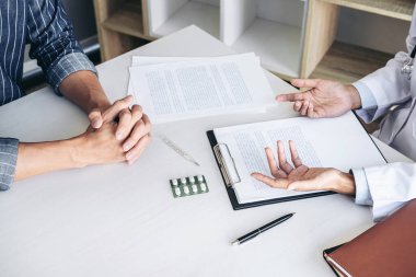 Tıp ve sağlık konsepti, Profesör Doktor teşhis raporunu sunar ve hasta hastalığıyla ilgili sonuçlar alındıktan sonra hasta tedavisi ile ilgili bir yöntem önerir..