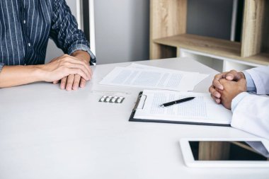 Hastalık teşhisi, semptom raporu veren doktor hasta hastalığıyla ilgili sonuçlar alındıktan sonra, hasta tedavisi ile ilgili bir yöntem önerdi..