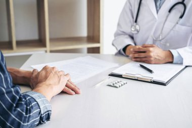 Hastalık teşhisi, semptom raporu veren doktor hasta hastalığıyla ilgili sonuçlar alındıktan sonra, hasta tedavisi ile ilgili bir yöntem önerdi..