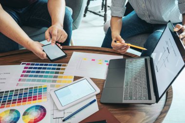 Profesyonel Web / Grafiksel Tasarımcı Planlama Yaratıcı Takımı, cep telefonu uygulaması ve geliştirme şablonu için web sitesi uygulaması çizimi, prototip wirefram süreci, Kullanıcı deneyimi.