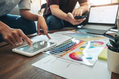 Profesyonel Web / Grafiksel Tasarımcı Planlama Yaratıcı Takımı, cep telefonu uygulaması ve geliştirme şablonu için web sitesi uygulaması çizimi, prototip wirefram süreci, Kullanıcı deneyimi.