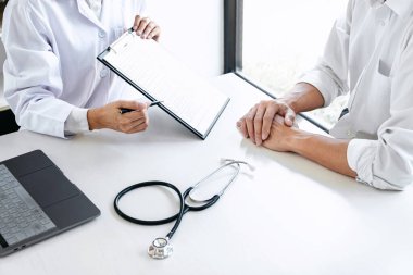 Hastalık teşhisi, semptom raporu veren doktor hasta hastalığıyla ilgili sonuçlar alındıktan sonra, hasta tedavisi ile ilgili bir yöntem önerdi..