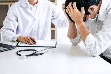 Hastanedeki cesaret ve empati için hastaya dokunan doktorun görüntüsü, hastaya tezahürat ve destek, kötü haber, tıbbi muayene, güven ve etik.