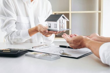 Kiralık ev, Broker acentesi müşteriye emlak kredisinin müşteri imzası anlaşmasına konut kredisi olarak sunumu ve danışma detaylarını sunar..