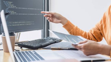 Bir yazılım geliştirme ofisinde çalışan, kod yazan ve veri kodu yazan, HTML, PHP ve javascript ile programlanan genç Profesyonel programcı.