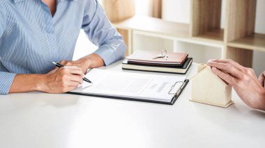 Emlak komisyoncusu onaylandıktan sonra ev modelini, ev kredisi kredisini ve ev sigortası için ev modelini müşteriye gönderme kararını müşteriye danışır..