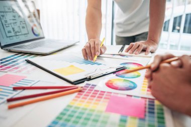 Renk seçimi ve grafik tablet üzerinde çalışan iki yaratıcı grafik tasarımcı ekibi, iş yerindeki yaratıcılığa ilham vermek için renk örneklerinin şeması.