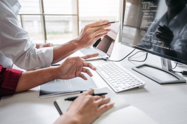 Yazılım geliştirme ofisinde çalışan, kod yazan ve veri kodu yazan programcılar, HTML, PHP ve javascript ile programlama.