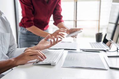 Yazılım geliştirme ofisinde çalışan, kod yazan ve veri kodu yazan programcılar, HTML, PHP ve javascript ile programlama.