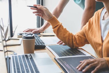 Yazılım geliştirme ofisinde çalışan, kod yazan ve veri kodu yazan programcılar, HTML, PHP ve javascript ile programlama.