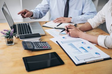 Şirket proje başarısı finansal istatistiklerini tartışan işletme takımı yöneticisi, büyüme kar yatırımıyla strateji planı için çalışan profesyonel yatırımcı.