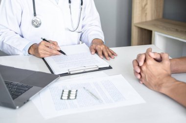 Tıp ve sağlık konsepti, Profesör Doktor teşhis raporunu sunar ve hasta hastalığıyla ilgili sonuçlar alındıktan sonra hasta tedavisi ile ilgili bir yöntem önerir..