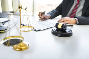 Kontrat kağıtları, hukuk kitapları ve ahşap tokmakla çalışan erkek avukat ya da hakim, hukuk firmasında avukat, hukuk ve hukuk hizmetleri kavramı.