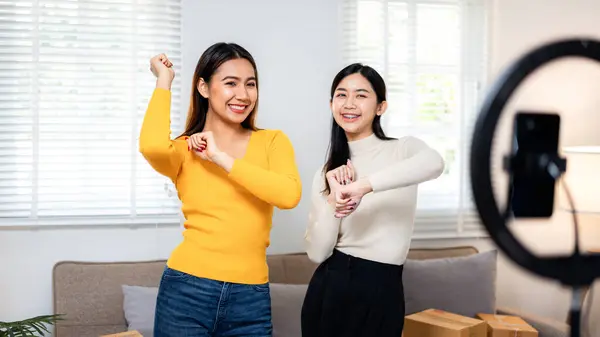 Two Women Playing Video Game Together One Them Wearing Yellow Foto Stock