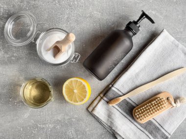 Doğal deterjanlar - kabartma tozu, limon, sirke ve tahta diş fırçası. Çevre dostu temizlik ürünleri. Tepeden çekim.