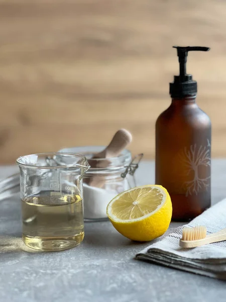 Detergentes Naturales Bicarbonato Sodio Limón Vinagre Cepillo Dientes Madera Productos —  Fotos de Stock