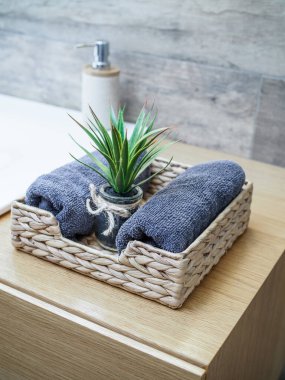 Tuvalette içi temiz havlu dolu bir sepet. Eko tarzı, nimimalizm. Seçici odak. 