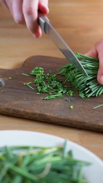 Manos Mujer Cortando Cebollino Orgánico Fresco Verde Sobre Tabla Cortar — Vídeos de Stock