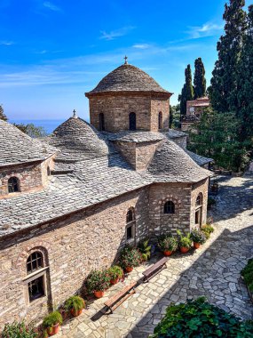 Skiathos, Yunanistan - 14 Eylül 2023. Antik Panagia Evangelistria Anonim Manastırı.