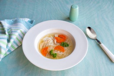 Et, havuç, maydanoz ve erişteli tavuk çorbası..