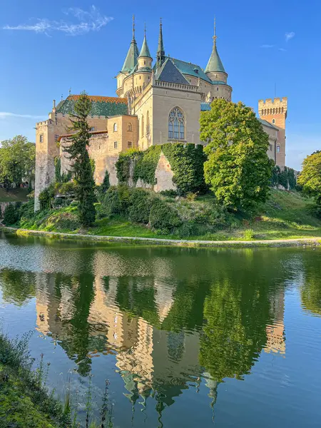 中世スロバキアの城 中央ヨーロッパ パルフィの家族が所有しています レイク リフレクション ロイヤリティフリーのストック写真