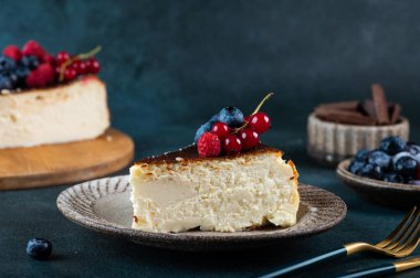 Bir parça San Sebastian Bask peynirli kek. Bask peynirli keki. Popüler tatlı. Yanmış peynirli kek.