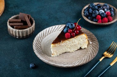 Bir parça San Sebastian Bask peynirli kek. Bask peynirli keki. Popüler tatlı. Yanmış peynirli kek.