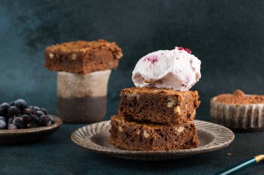 Dondurmalı çikolatalı kek. Fındıklı ve dondurmalı çikolatalı tatlı. Çikolatalı şekerleme..