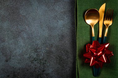 Dekorlu Noel yemeği takımı. Noel sofrası kurulumu. Yeni yıl yeri ayarlama. Süslü Noel sofra takımı. Üst görünüm.