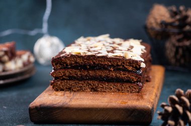 Geleneksel cilalı tatlı Piernik, pryanik ya da baharatlı ve ballı kek. Dikdörtgen kahverengi kakaolu tart, zencefilli ekmek ya da katmanlı bisküvi. Polonya Noel tatlısı..