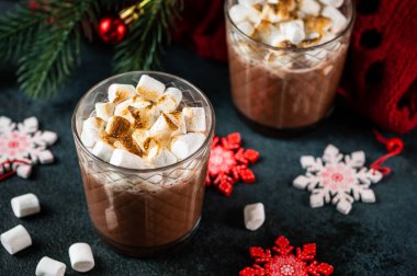 Ev yapımı sıcak çikolatalı Noel kompozisyonu. Kış kakaosu. Yeni yıl içkisi. Kakaolu yeni yıl kompozisyonu. Sıcak bir içecek.
