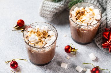 Ev yapımı sıcak çikolatalı Noel kompozisyonu. Kış kakaosu. Yeni yıl içkisi. Kakaolu yeni yıl kompozisyonu. Sıcak bir içecek.