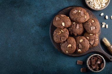 Taze ev yapımı çikolatalı kurabiyeler. Brownie kurabiyeleri. Çikolatalı ve fındıklı kurabiyeler. Vejetaryen tatlı. Amerikan tatlısı.