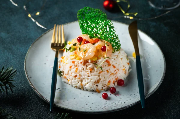 Spanyol Yemek Masasında Karidesli Paella Şampanya Noel Için Giyinmiş Olarak — Stok fotoğraf