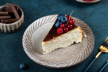 Bir parça San Sebastian Bask peynirli kek. Bask peynirli keki. Popüler tatlı. Yanmış peynirli kek.