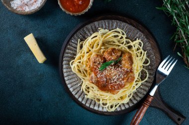 Köfte ve domates soslu spagetti makarna. Üst Manzara. İtalyan yemeği. Köfteli İtalyan makarnası. Makarna bolonez.