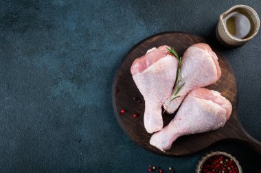 Çiğ tavuk budu. Pişirmek için malzemeli et.