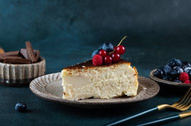 Bir parça San Sebastian Bask peynirli kek. Bask peynirli keki. Popüler tatlı. Yanmış peynirli kek.