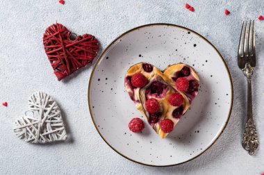 Sevgililer Günü tatlıları. Sevgililer Günü tatlısı. Kalp şeklinde peynirli kek ve kirazlı kek. Anneler Günü tatlısı. Babalar Günü tatlısı. Kadınlar günü pastası. Kalp keki. Kalp keki.