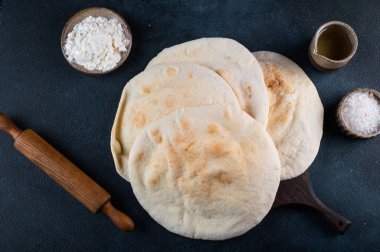 Pita ekmeği. Arepas veya puri. Gürcistan mutfağı. İspanyol yemeği. Ulusal Mutfak