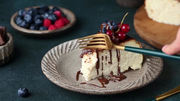 Куштує Пирога Торт Piece San Sebastian Basque Cheesecake Berries Баскська — стокове відео