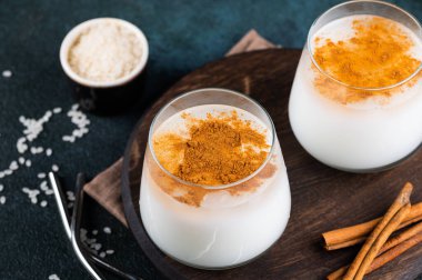 Üstünde tarçın olan lezzetli Horchata. Pirinç suyu. Valensiyalı Horchata pirinç, süt ve tarçından yapılmış. Meksika içkisi. Vejetaryen kokteyli. Pirinç sütü