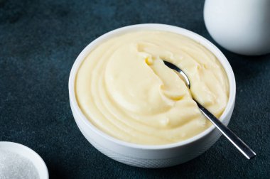 Vanilyalı pudingli cam kavanoz. Krem şanti. Geleneksel krema.