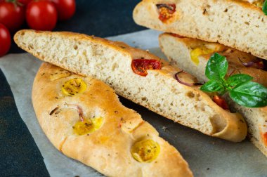 Fesleğenli ve domatesli ev yapımı İtalyan Focaccia. İtalyan yemeği. İtalyan ekmeği.