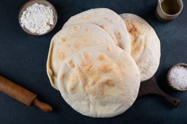 Pita ekmeği. Arepas veya puri. Gürcistan mutfağı. İspanyol yemeği. Ulusal Mutfak