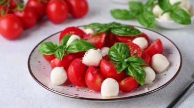 Baharatlı Caprese Salatası, domates, mozzarella ve fesleğen. Tuzlu mevsimlik salata. Klasik İtalyan Mutfağı.