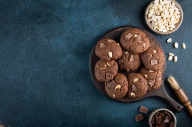 Taze ev yapımı çikolatalı kurabiyeler. Brownie kurabiyeleri. Çikolatalı ve fındıklı kurabiyeler. Vejetaryen tatlı. Amerikan tatlısı.