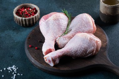 Çiğ tavuk budu. Pişirmek için malzemeli et.