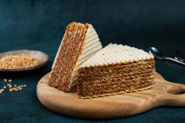 Çıtır waffle kekleri ve haşlanmış sütten yapılmış waffle keki. Ukrayna tatlısı. Çabuk tatlı tatlı